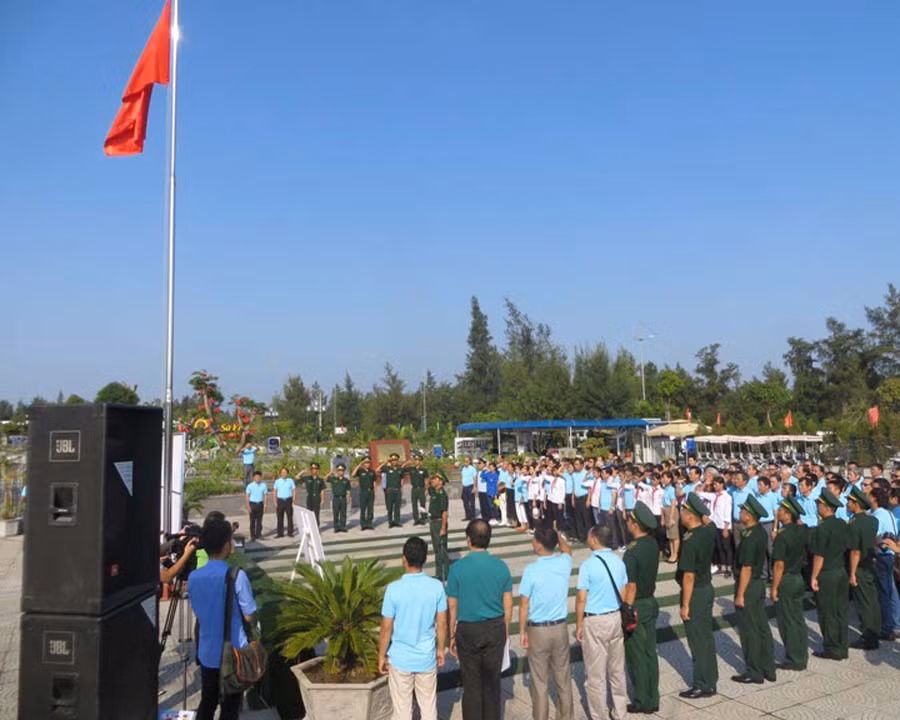 Lễ chào cờ ở khu công trình thông tin cổ động Sa Vĩ. Ảnh: N.N.P