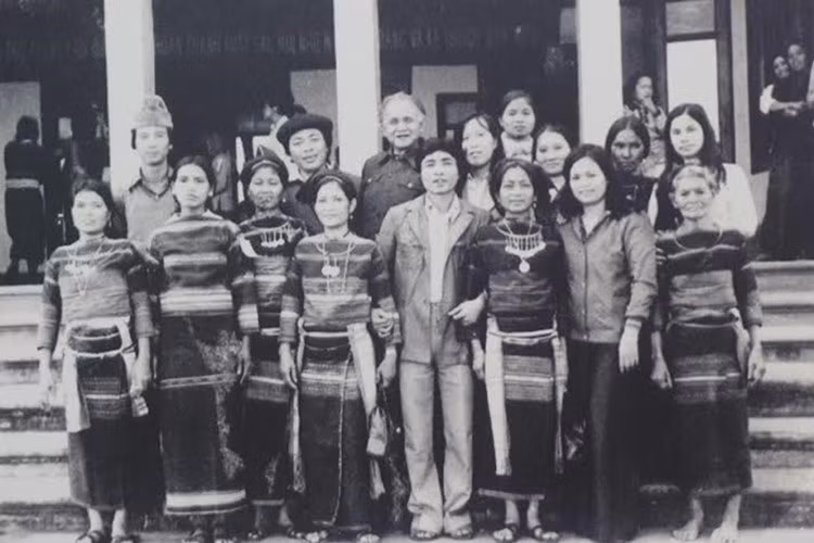 Chụp ảnh lưu niệm cùng mọi người.