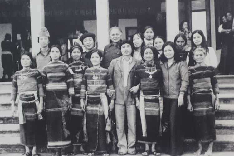 Chụp ảnh lưu niệm cùng mọi người.