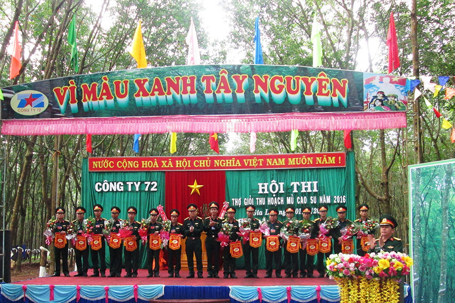 Lãnh đạo Công ty tặng cờ lưu niệm cho các đơn vị tham gia hội thi. Ảnh: Nguyễn Dung Lãnh đạo Công ty tặng cờ lưu niệm cho các đơn vị tham gia hội thi. Ảnh: Nguyễn Dung