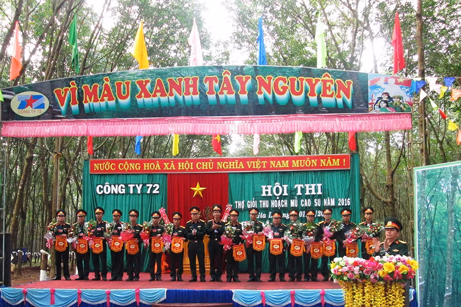 Lãnh đạo Công ty tặng cờ lưu niệm cho các đơn vị tham gia hội thi. Ảnh: Nguyễn Dung