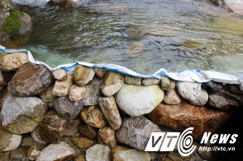 Đắp bờ chặn suối để bắn cá. Đắp bờ chặn suối để bắn cá.