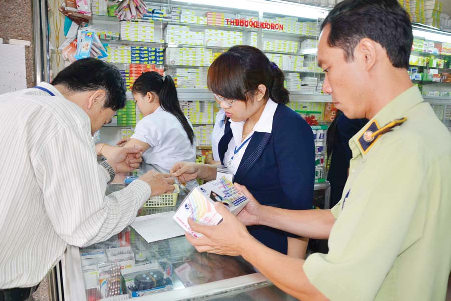 Kiểm tra hoạt động của nhà thuốc nhằm ngăn ngừa bị trình dược viên thổi giá thuốc. Ảnh: T.Đ  Kiểm tra hoạt động của nhà thuốc nhằm ngăn ngừa bị trình dược viên thổi giá thuốc. Ảnh: T.Đ