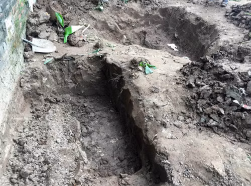 Gia đình chết lặng khi phát hiện hai bé gái bị chôn ở góc vườn nhà nghi can Đào Văn Hùng.