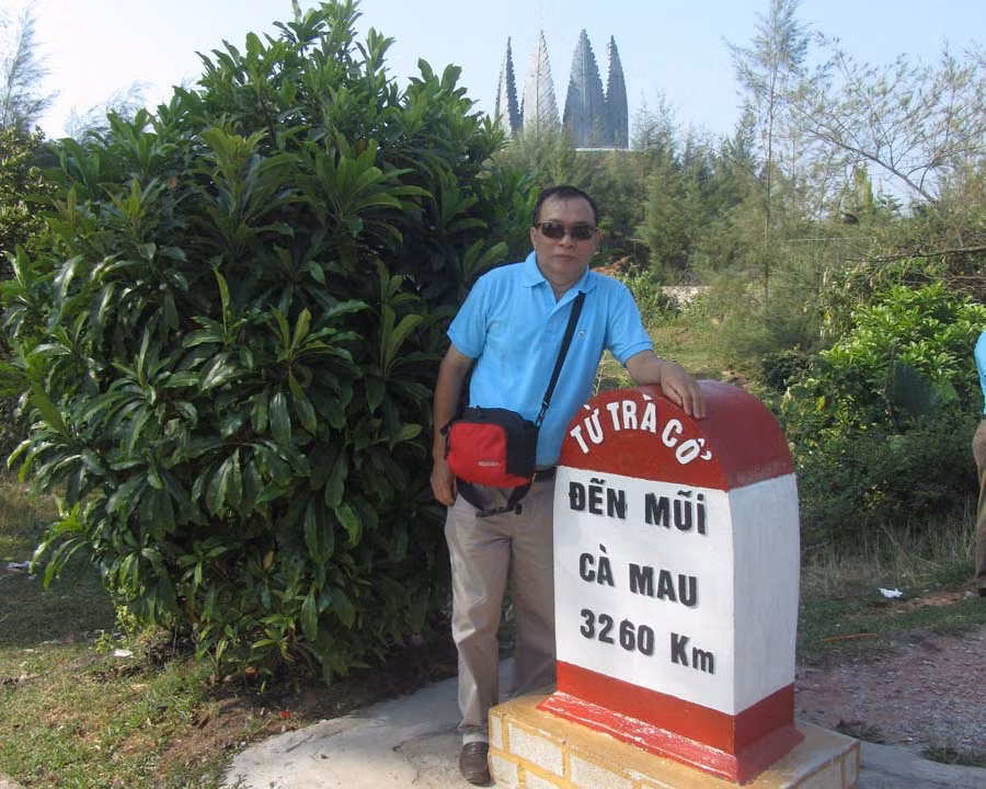 Tác giả bên cột mốc Sa Vĩ. Ảnh: N.N.P