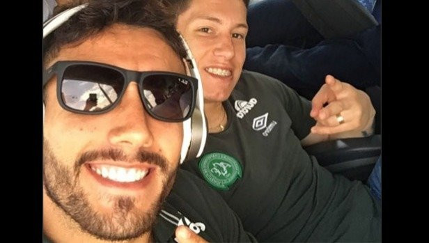 Follmann (phải) và Ruschel trong tấm hình chụp ngay trước khi chuyến bay tử thần cất cánh. Ảnh: STUFF Follmann (phải) và Ruschel trong tấm hình chụp ngay trước khi chuyến bay tử thần cất cánh. Ảnh: STUFF