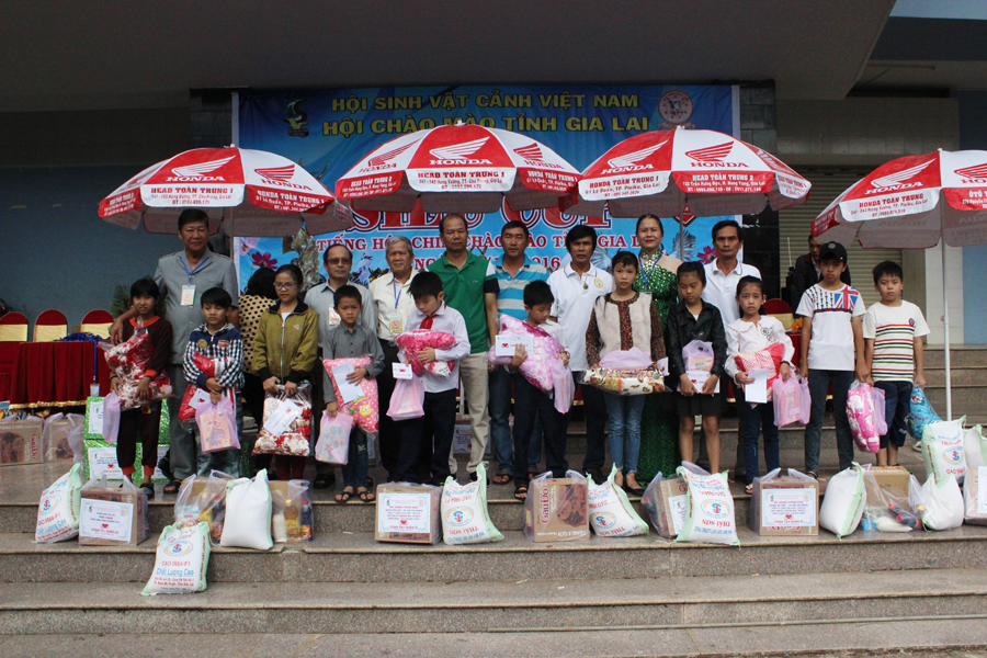 Ban tổ chức trao tặng 15 suất quà trị giá 300.000 đồng/suất cho các em học sinh nghèo vượt khó, người già có hoàn cảnh khó khăn không nơi nương tựa trên địa bàn TP. Pleiku. Ảnh: T.U