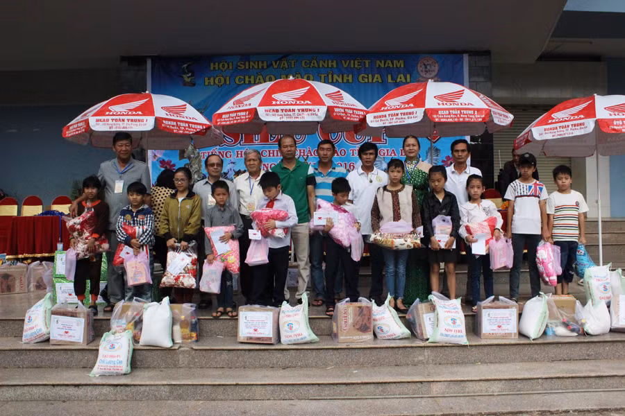 Ban tổ chức trao tặng 15 suất quà trị giá 300.000 đồng/suất cho các em học sinh nghèo vượt khó, người già có hoàn cảnh khó khăn không nơi nương tựa trên địa bàn TP. Pleiku. Ảnh: T.U