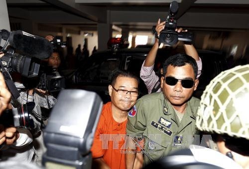 Cảnh sát áp giải ông Hong Sok Hour (giữa) tới tòa án Phnom Penh ngày 2-10.