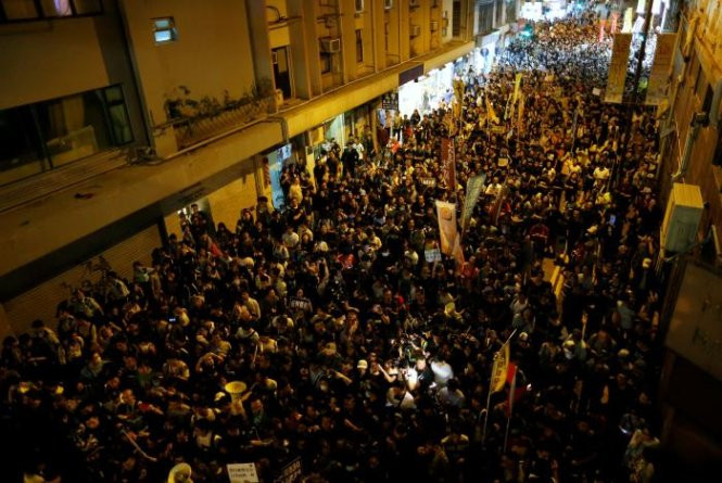 Hàng ngàn người Hong Kong biểu tình phản đối sự can thiệp của Trung Quốc ngày 6-11 - Ảnh: Reuters