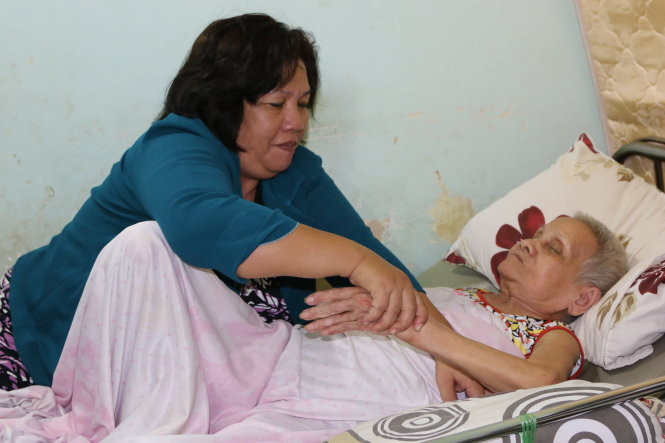 Vợ của liệt sĩ Bảy (nằm) vẫn được các đồng đội của chồng đến thăm và giúp cất lại ngôi nhà Vợ của liệt sĩ Bảy (nằm) vẫn được các đồng đội của chồng đến thăm và giúp cất lại ngôi nhà