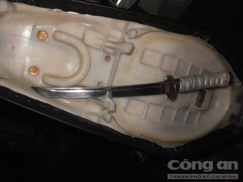 Cây mã tấu Châu dùng hù dọa chủ quán cà phê .