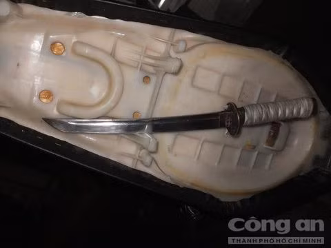 Cây mã tấu Châu dùng hù dọa chủ quán cà phê .