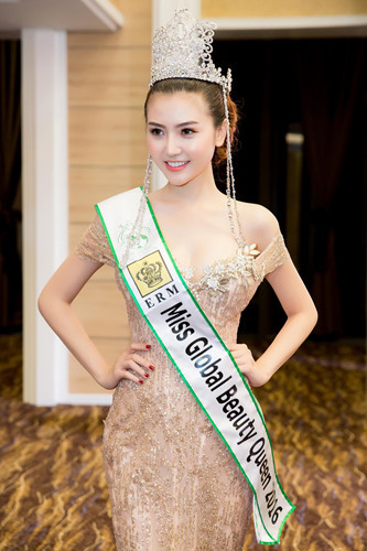 Đây là bộ váy rất may mắn giúp Ngọc Duyên tỏa sáng trong đêm chung kết vừa qua. 3