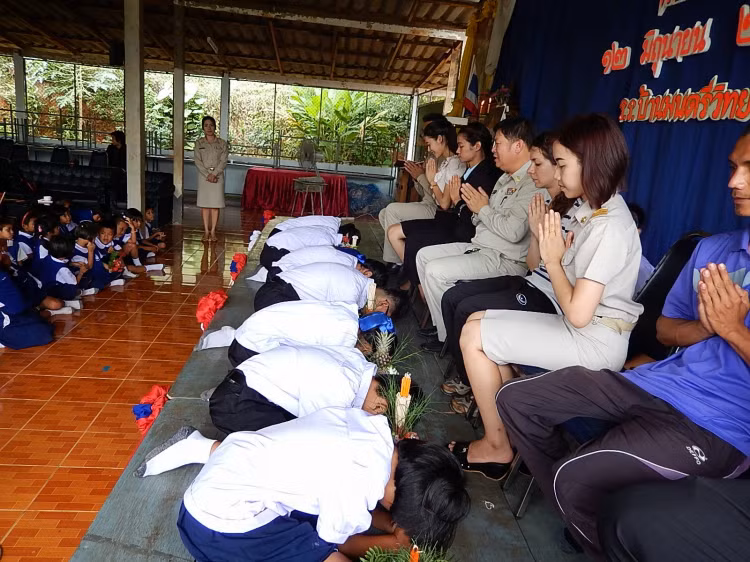 Nghi thức chào mừng ngày nhà giáo ở Thái Lan.