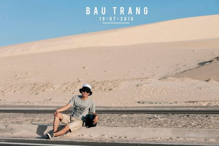 Con đường ven biển Bàu Trắng - Phan Rí Cửa men theo những triền cát trắng hoang sơ, đồi dốc với khung cảnh hai bên rất đẹp khiến bạn không thể không dừng lại để chiêm ngưỡng vẻ đẹp hút hồn mà nơi này mang lại.