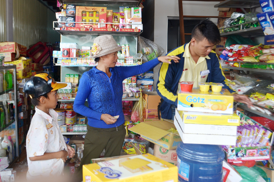Hàng hóa bắt đầu tăng giá dịp cuối năm. Ảnh: L.L Hàng hóa bắt đầu tăng giá dịp cuối năm. Ảnh: L.L