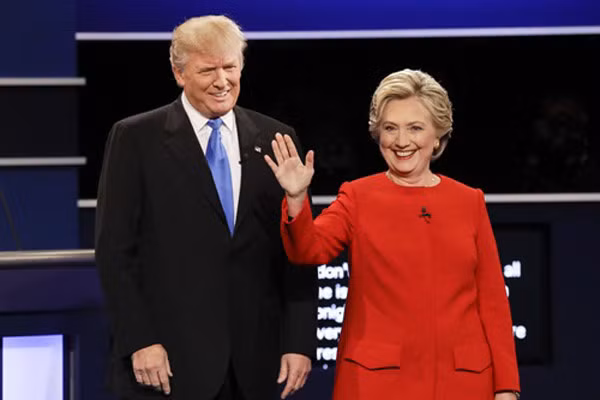 Ông Donald Trump và bà Hillary Clinton trong cuộc tranh luận tổng thống.