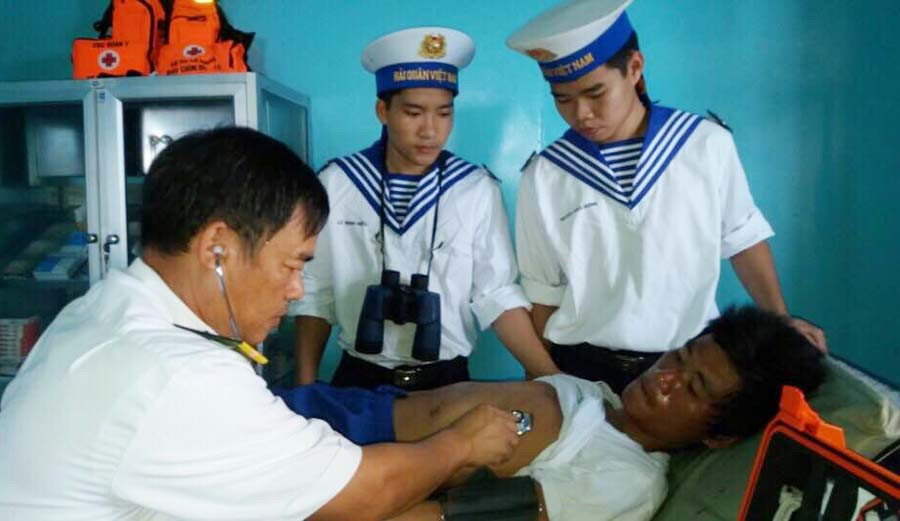 Quân y nhà giàn và chiến sĩ chăm sóc sức khỏe cho ngư dân ý tại Nhà giàn DK1/14. Ảnh: Văn Hoàng  Quân y nhà giàn và chiến sĩ chăm sóc sức khỏe cho ngư dân ý tại Nhà giàn DK1/14. Ảnh: Văn Hoàng