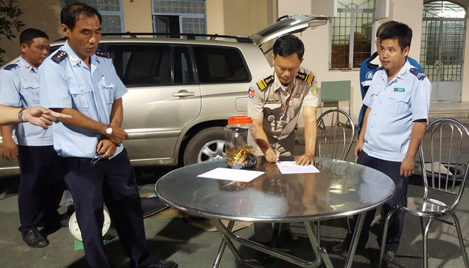 Thiếu tá Công an Campuchia vận chuyển vàng lậu đang ký vào biên bản làm việc 1