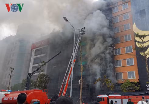 Hiện trường vụ cháy quán karaoke trên phố Trần Thái Tông. Hiện trường vụ cháy quán karaoke trên phố Trần Thái Tông.