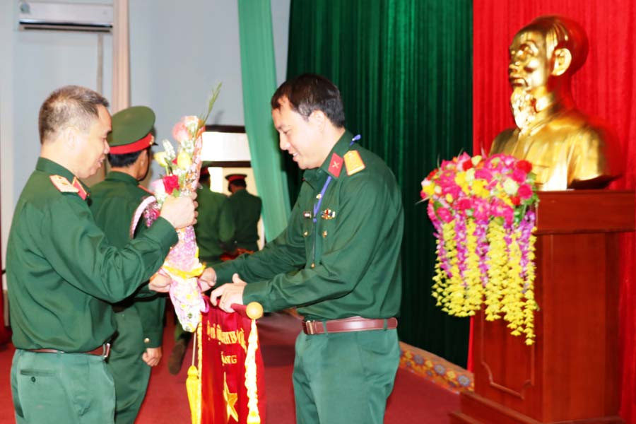 Thiếu tướng Đặng Anh Dũng-Tư lệnh Binh đoàn tặng cờ cho Công ty TNHH một thành viên 72 đạt giải nhất hội thi. Thiếu tướng Đặng Anh Dũng-Tư lệnh Binh đoàn tặng Cờ cho Công ty TNHH một thành viên 72-đơn vị đạt giải nhất Hội thi.