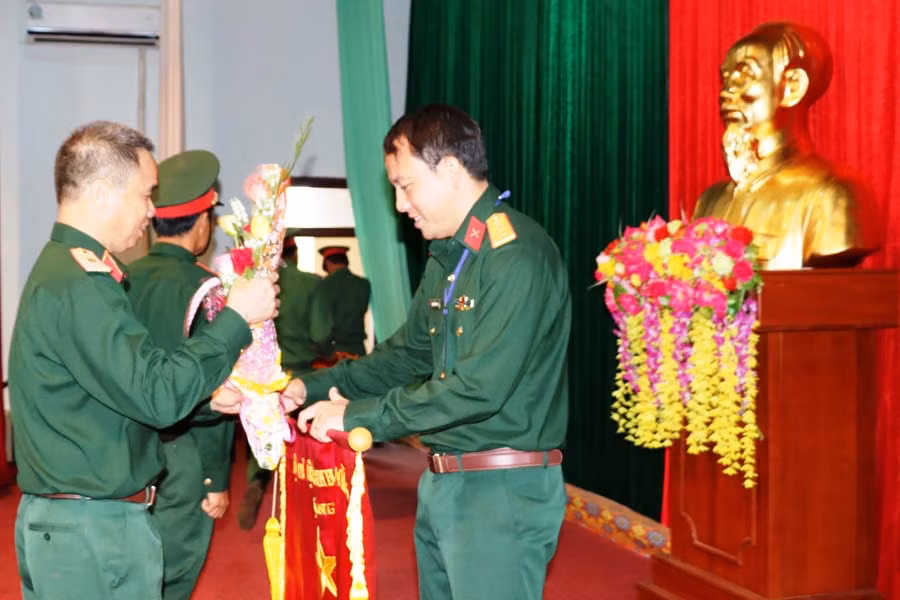 Thiếu tướng Đặng Anh Dũng-Tư lệnh Binh đoàn tặng Cờ cho Công ty TNHH một thành viên 72-đơn vị đạt giải nhất Hội thi.