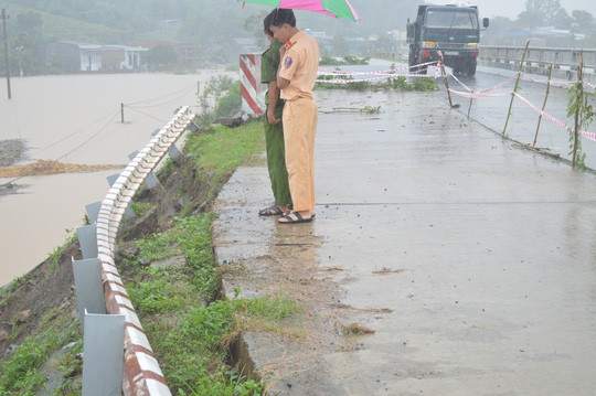 Nhiều tuyến đường giao thông bị sạt lở nghiêm trọng.