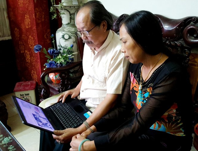 Bà Hương, người được Fidel bất ngờ cứu sống trong chuyến thăm Quảng Trị của ông 43 năm trước, cùng chồng theo dõi tin tức về sự ra đi của Fidel Bà Hương, người được Fidel bất ngờ cứu sống trong chuyến thăm Quảng Trị của ông 43 năm trước, cùng chồng theo dõi tin tức về sự ra đi của Fidel