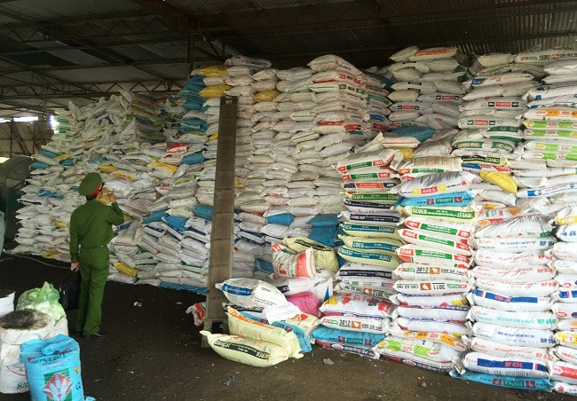 Lực lượng chức năng đang kiểm đếm số phân trong kho của DNTN Yên Tâm. Lực lượng chức năng đang kiểm đếm số phân trong kho của DNTN Yên Tâm.