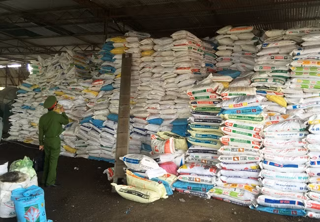 Lực lượng chức năng đang kiểm đếm số phân trong kho của DNTN Yên Tâm.