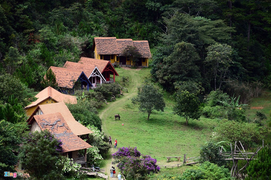 Ngôi làng nhỏ xinh này được cho là lấy tên từ một loài cây cù lần mọc xen kẽ ở núi rừng, đồng thời từ loài động vật cù lần quý hiếm nằm trong Sách Đỏ. a