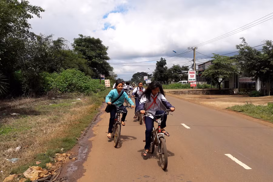 Luôn tiềm ẩn nguy cơ mất an toàn giao thông khi học sinh tham gia giao thông. Ảnh: N.T