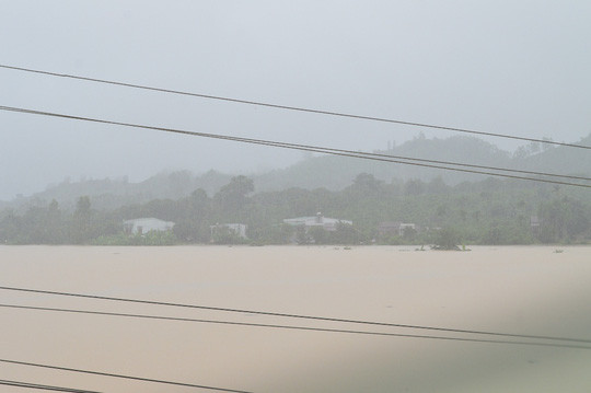 Đến chiều 4-11, nhiều địa bàn tỉnh Đak Lak mưa vẫn còn lớn, nước vẫn đang dâng cao.