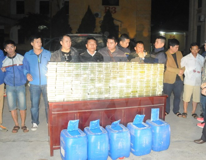 Các đối tượng và tang vật vụ án. (Ảnh: Tạ Toàn/TTXVN) Các đối tượng và tang vật vụ án. (Ảnh: Tạ Toàn/TTXVN)