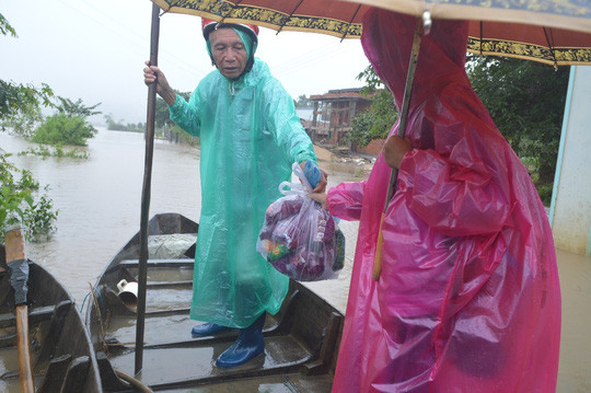 Người dân mua mì tôm về cầm cự chờ nước rút.