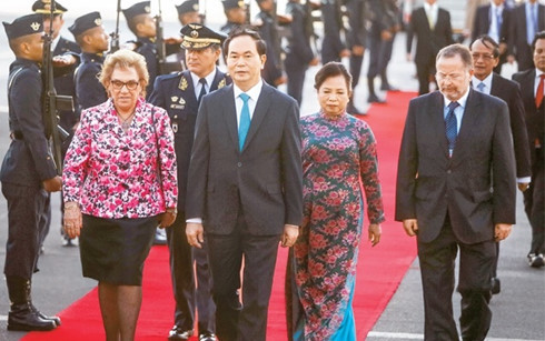 Chủ tịch nước Trần Đại Quang và phu nhân tại sân bay Peru.