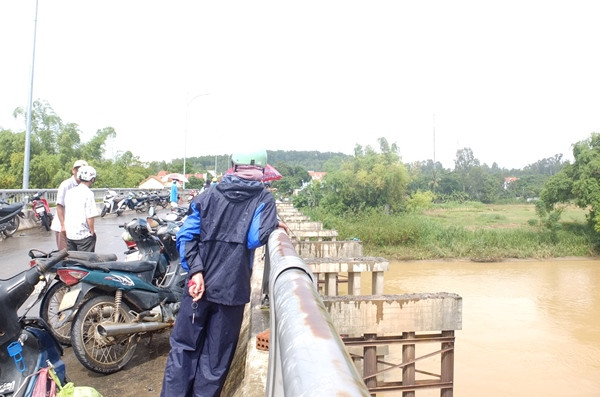 Cầu Cẩm Lý, nơi nam thanh niên gieo mình xuống sông. Cầu Cẩm Lý, nơi nam thanh niên gieo mình xuống sông.