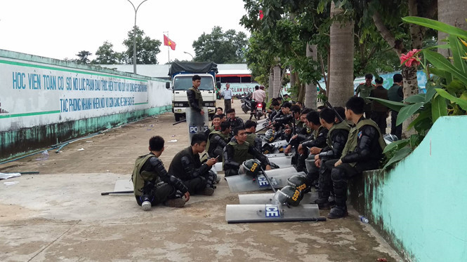 Lực lượng cảnh sát cơ động nghỉ ngơi sau khi tình hình được kiểm soát