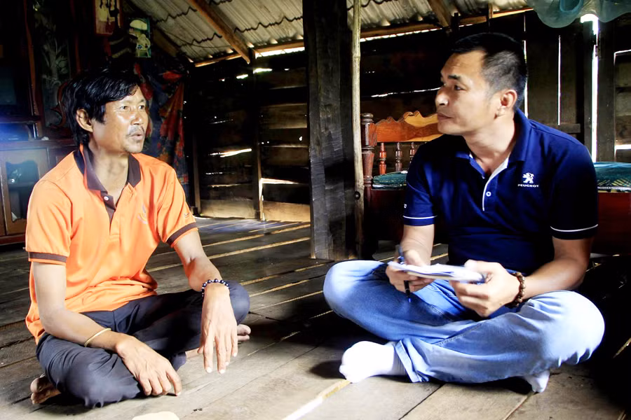 Ông Rmah Thân kể lại sự việc với nhà báo. Ảnh: M.T