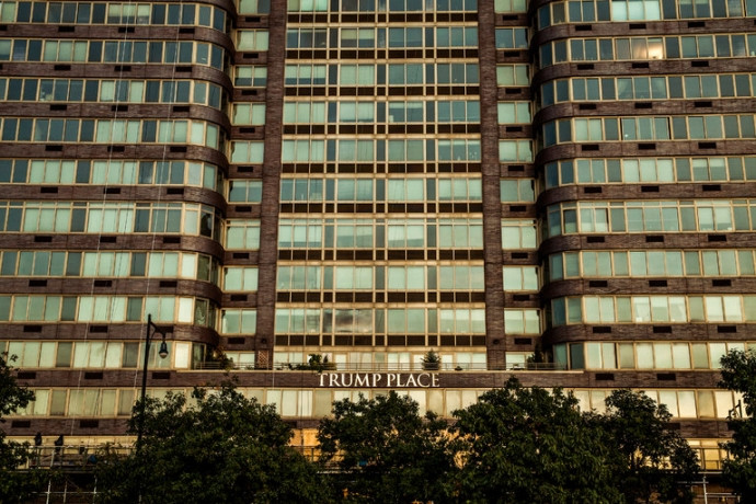 Người dân ở các tòa nhà đã đề nghị xóa tên Trump in trên các công trình, vật dụng từ tháng trước.