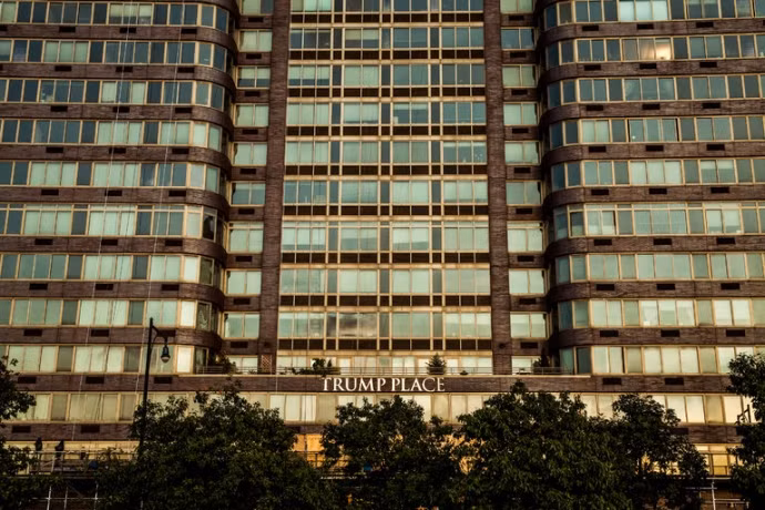 Người dân ở các tòa nhà đã đề nghị xóa tên Trump in trên các công trình, vật dụng từ tháng trước.