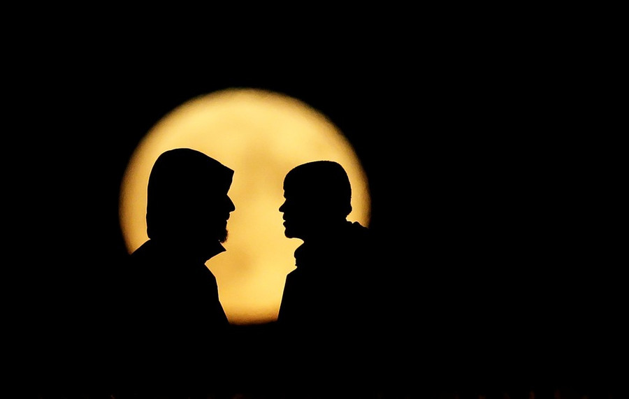 Người dân ngắm siêu trăng tại Prague, Cộng hòa Czech. Siêu trăng lần này lớn 14% và sáng hơn 30% so với khi mặt trăng ở điểm xa trái đất nhất trên quỹ đạo của nó.