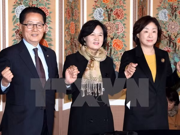 Lãnh đạo đảng Dân chủ đối lập Choo Mi-ae (giữa) tại Seoul.