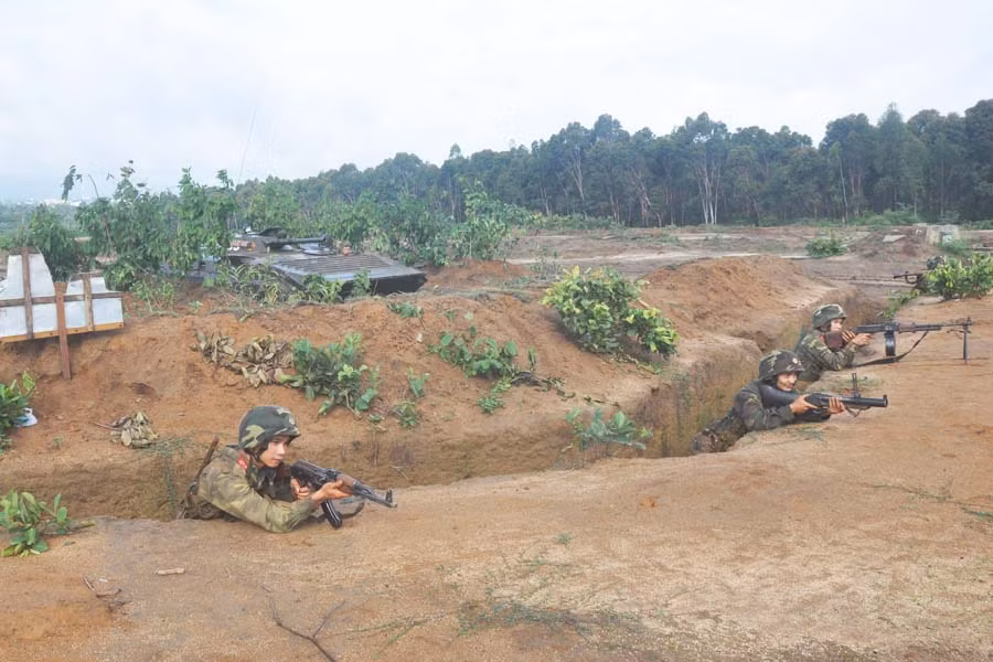  Lực lượng bộ binh cơ giới diễn tập đánh địch. Ảnh: V.H