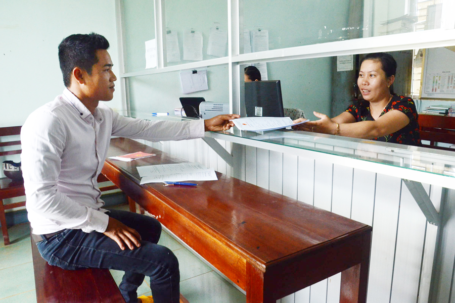 Cán bộ, công chức UBND xã Bàu Cạn (huyện Chư Prông) niềm nở khi tiếp công dân. Ảnh: V.H