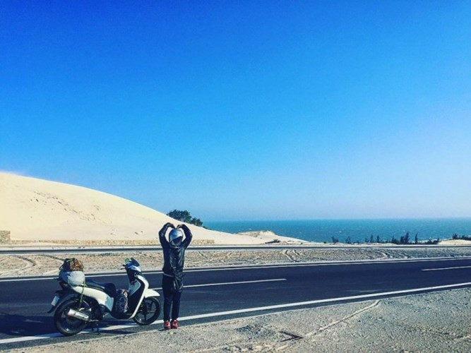 Nền xanh của biển trời hòa quyện với nền cát trắng phau của cung đường phượt này sẽ khiến bạn thích thú hơn bao giờ hết.