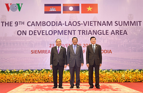 Ba Thủ tướng chụp ảnh chung tại phiên khai mạc Hội nghị.