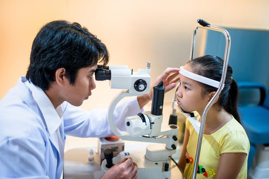 Các tật khúc xạ đang ngày càng gia tăng ở lứa tuổi học sinh. Ảnh: K.N.B