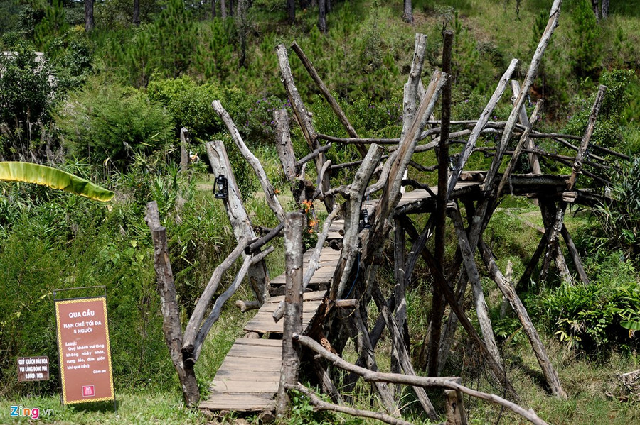 Với ước mơ và cách làm khác người khờ dại ấy đã khiến người đời gọi anh ta là "thằng Cù Lần". a